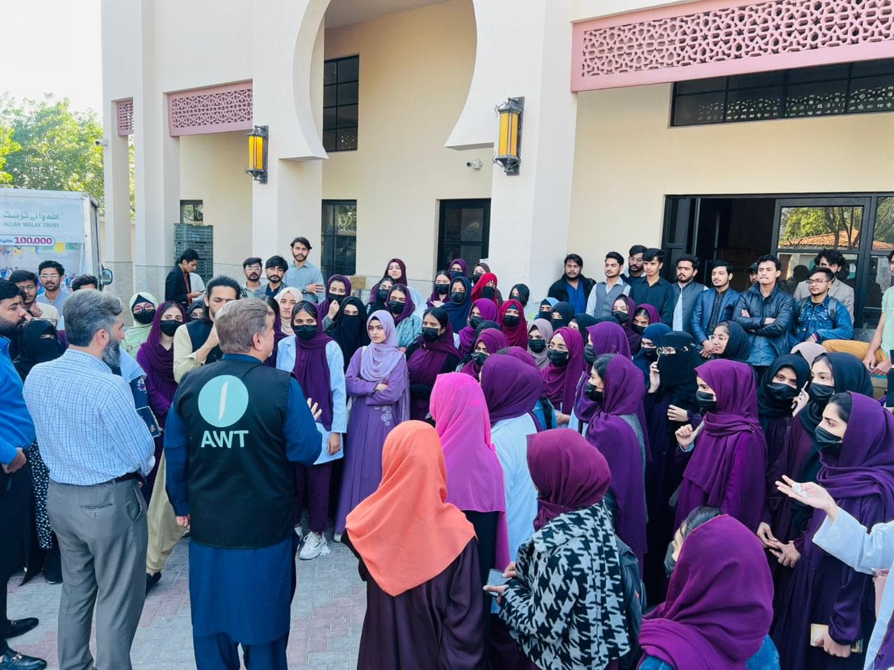 Ramadan food distribution at Data Darbar